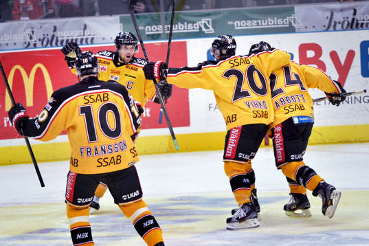 Luleås nr 29 Chris Abbott gör 3-3 till Luleå