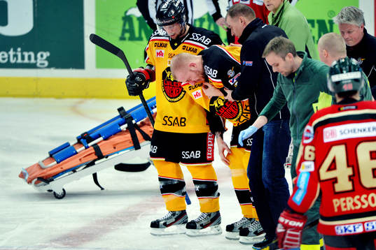 Luleås Nr 7 Jan Sandström får en smäll och utgår