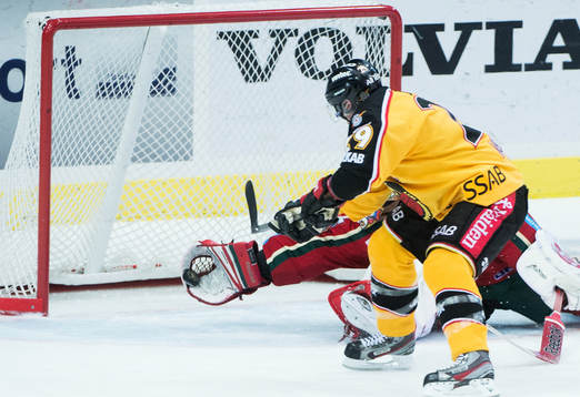 Julius Hudacek, målvakt Frölunda räddar ett friläge av