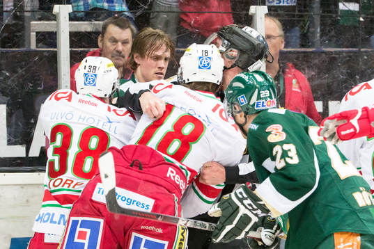 Magnus Nygren, Färjestad  har tappat hjälmen i brått med