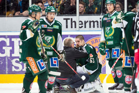 Alexander Salak, Färjestad  kollas upp av Färjestads