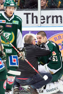 Alexander Salak, Färjestad  kollas upp av Färjestads
