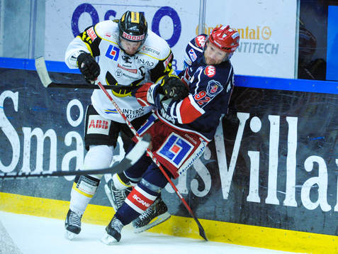 Per Helmersson Västerås, tacklar Michael Nylander,