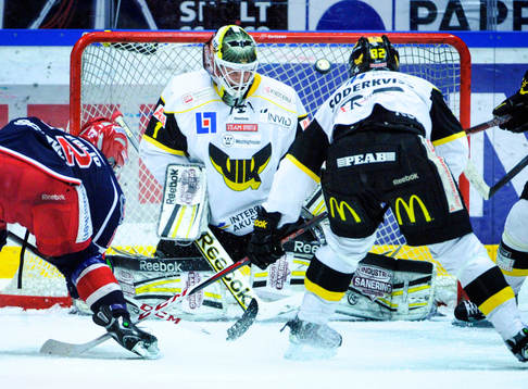 Lars Johansson, Målvakt, Västerås, får ett skott på