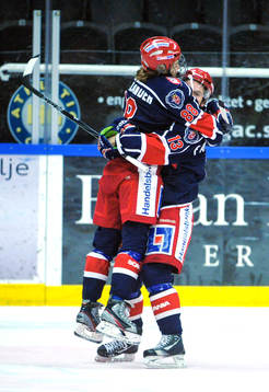 Fredric Andersson, lyfter upp William Nylander, Södertälje