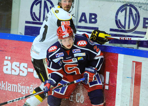 Stefan Warg, Västerås, tacklar Sebastian Bengtsson,