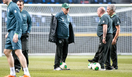 Giovanni Trapattoni, förbundskapten, Irland, tar av sig