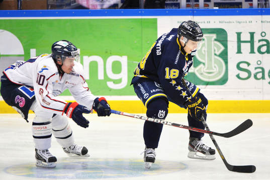 Jesper Fasth, HV71 jagas av Mattias Weinhandl, Linköping