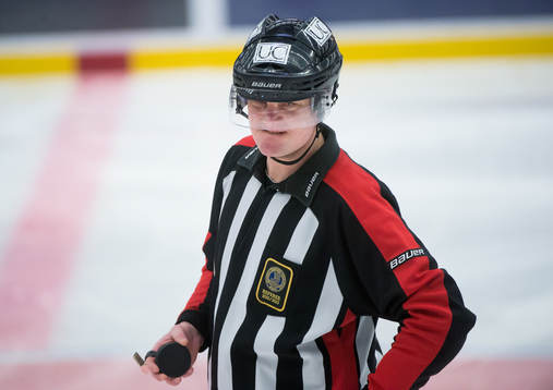 Marcus Vinnerborg, domare, med pucken innan matchstart