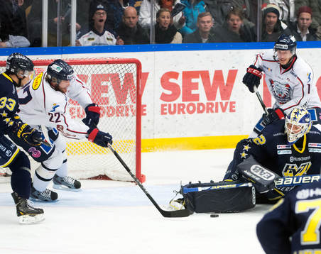 Robin Figren, Linköping, snor åt sig pucken av Gustaf