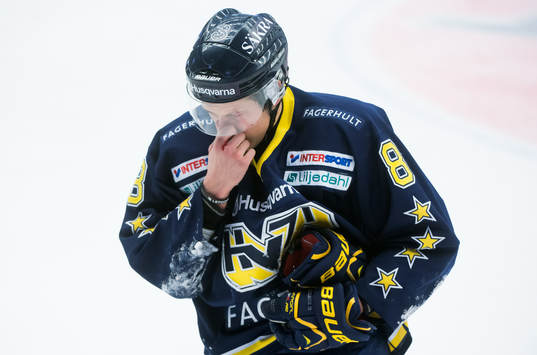 Rhett Rakhshani, HV71, får en smäll på näsan i första