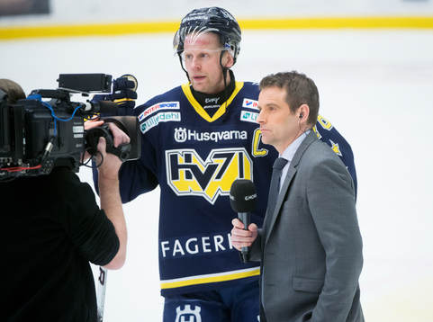 Johan Davidsson, HV71, blir intervjuad i TV