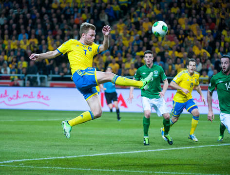 Sebastian Larsson, Sverige, lägger ett skott på mål om