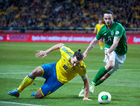 Zlatan Ibrahimovic, Sverige, blir nedtryckt av Marc Wilson,