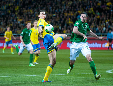 Zlatan Ibrahimovic, Sverige, tar ner en boll framför Marc