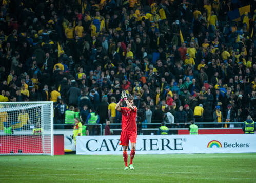 Andreas Isaksson, målvakt, Sverige tackar publiken för