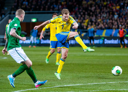 Sebastian Larsson, Sverige, provar på skott