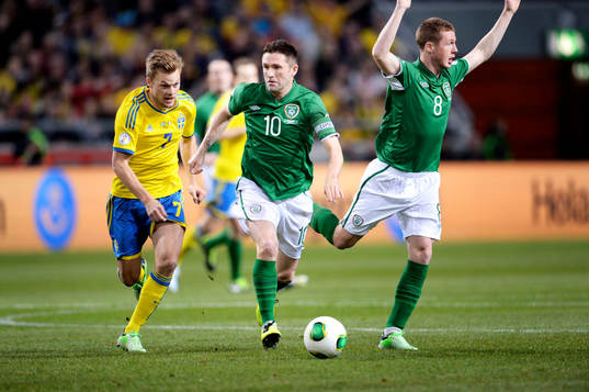 Sebastian Larsson, Sverige jagar bollen från Robbie Keane