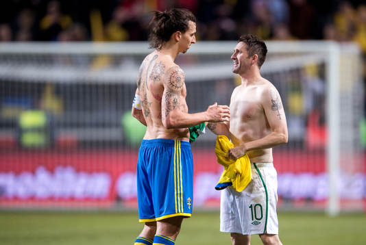 Zlatan Ibrahimović, Sverige, byter tröja med Robbie