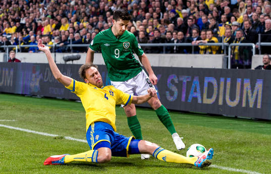 Andreas Granqvist, Sverige, täcker ut Shane Long, Irland