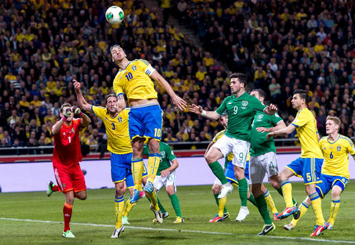 Zlatan Ibrahimović, Sverige, hoppar upp för att nicka