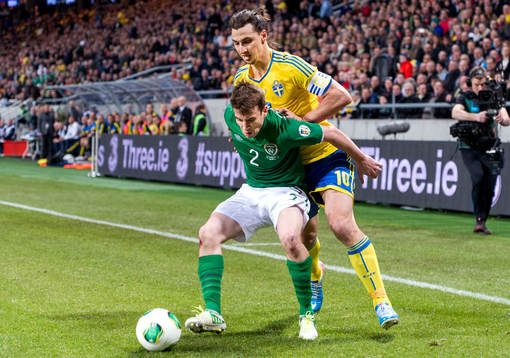Seamus Coleman, Irland, trycks i ryggen av Zlatan