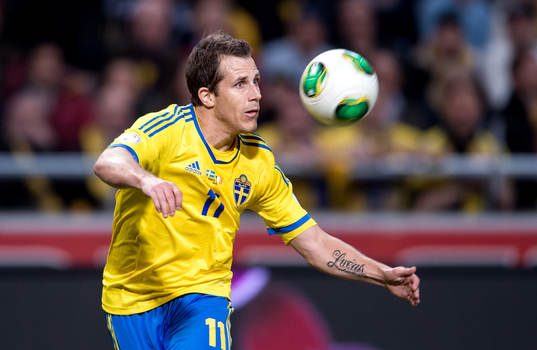 Tobias Hysén, Sverige, har fokus på bollen