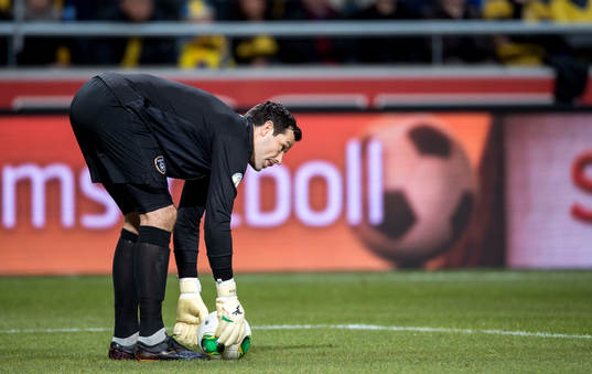 David Forde, målvakt, Irland, väntar med att ta upp