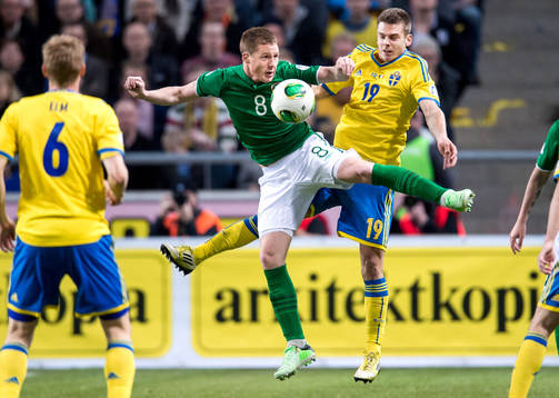 Luftduell mellan James McCarthy, Irland, och Alexander
