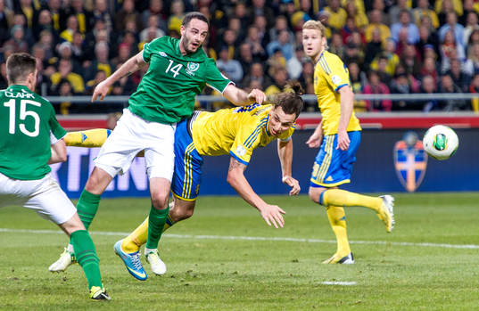 Zlatan Ibrahimović, Sverige, kastar sig för att nicka
