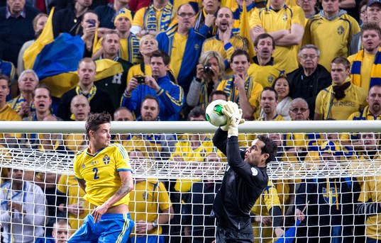 Mikael Lustig, Sverige, hoppar upp för att nicka men