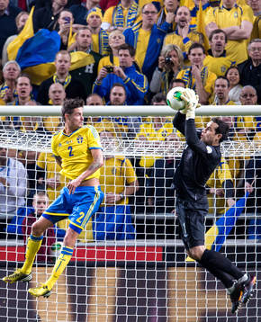 Mikael Lustig, Sverige, hoppar upp för att nicka men