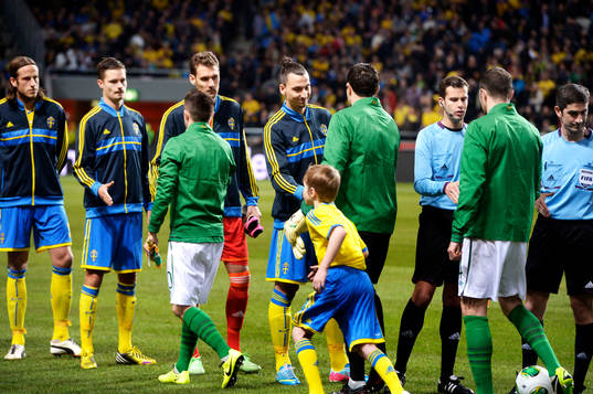 Svenska spelarna hälsar på motståndarna innan matchen