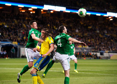 Ciaran Clark och John O'Shea, Irland, stoppar Jonas Olsson,