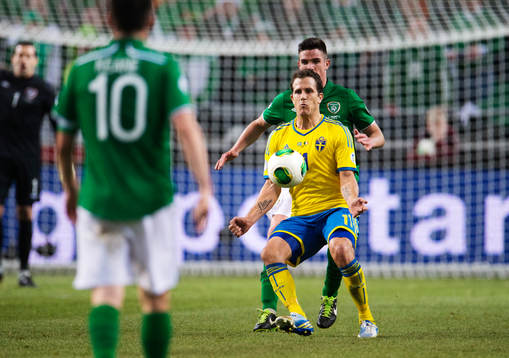 Tobias Hysén, Sverige, tar ner bollen på bröstet