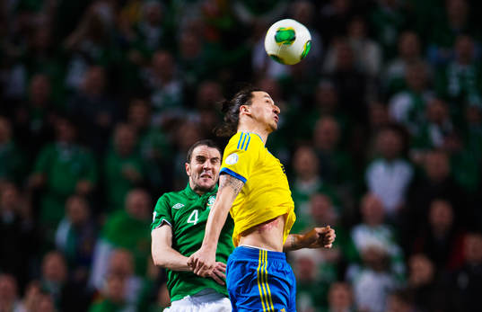 John O'Shea, Irland, i en luftduell med Zlatan Ibrahimovic,