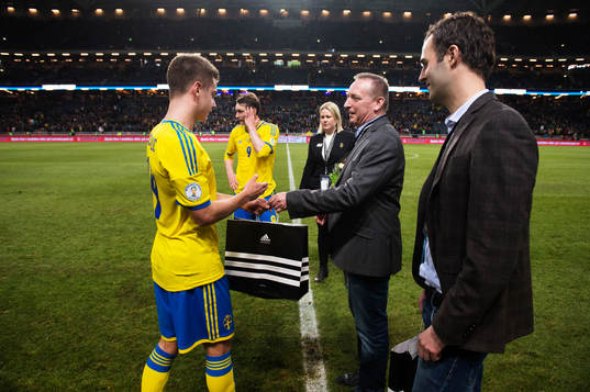 Alexander Kacaniklic, Sverige, tar emot pris som matchens