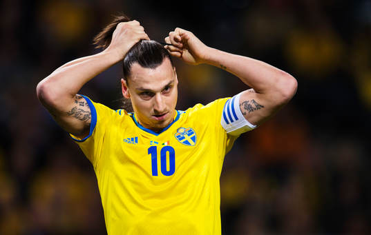 Zlatan Ibrahimovic, Sverige, rättar till håret