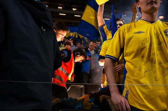 En matchvärd får släcka en bengaleld bland