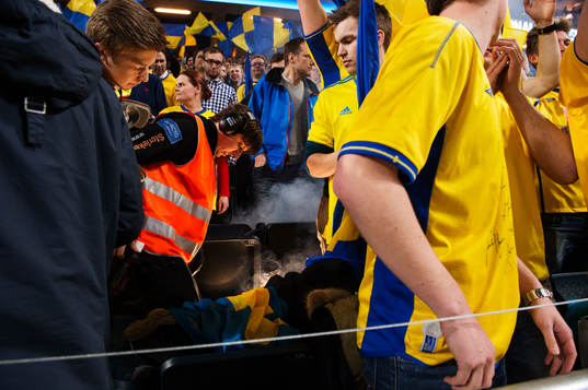 En matchvärd får släcka en bengaleld bland