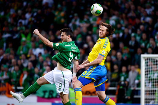 Jonas Olsson, Sverige nickar framför Shane Long, Irland