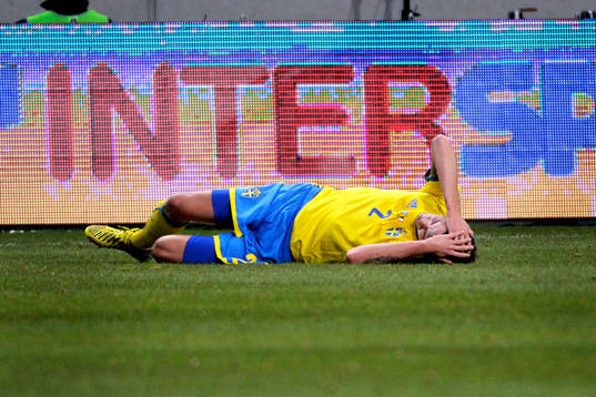 Mikael Lustig, Sverige ligger skadad på plan