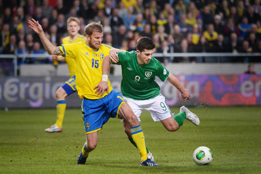 Mikael Antonsson, Sverige i kamp om bollen med Shane Long,