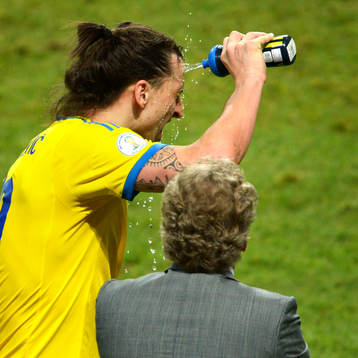Zlatan Ibrahimović, Sverige sprutar vatten på ansiktet.
