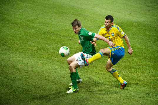 Seamus Coleman, Irland i kamp om bollen med Behrang Safari,