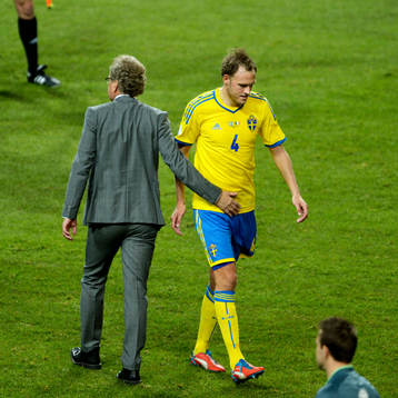 Andreas Granqvist klappas om av Erik Hamrén,