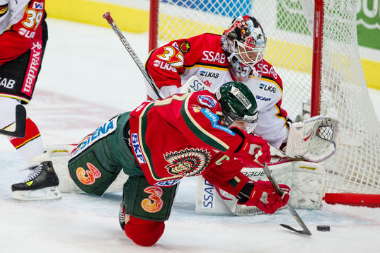 Joel Lundqvist, Frölunda försöker trycka in pucken