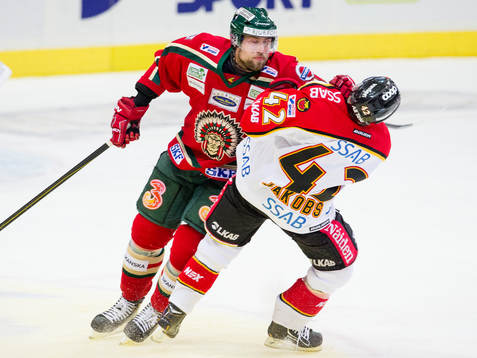 Dick Axelsson, Frölunda trycker till Jens Jakobs, Luleå