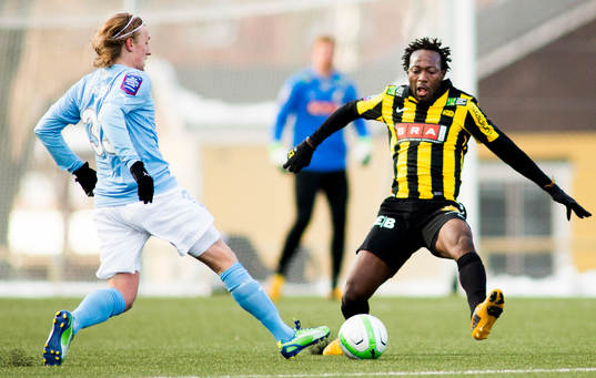 Emil Forsberg, Malmö FF, i kamp med, Reuben Ayarna, Häcken
