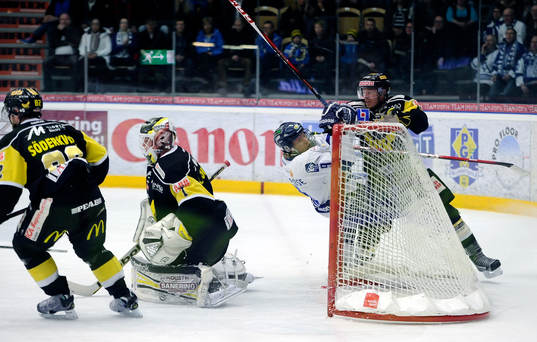 Västerås målvakt nr 1 Lars Johansson och Leksands nr 9